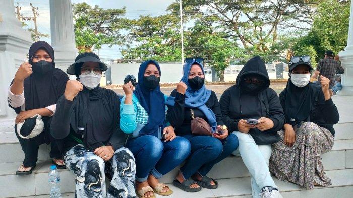 Emak-emak BTP saat menggelar unjuk rasa di Disdik Sulsel, Selasa (15/7/2025). Salah satu peserta, Ratnawati, meminta bantuan Gubernur Sulsel agar anak mereka bisa bersekolah di SMA 21 Makassar.