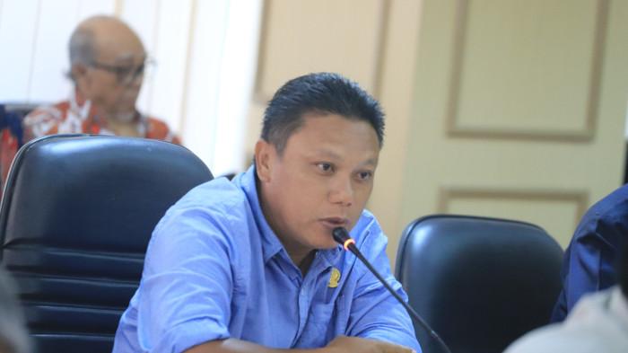 JALAN RUSAK – Anggota Komisi D DPRD Sulsel, Rusli Sunali, minta jalan provinsi di Luwu Raya segera diperbaiki.