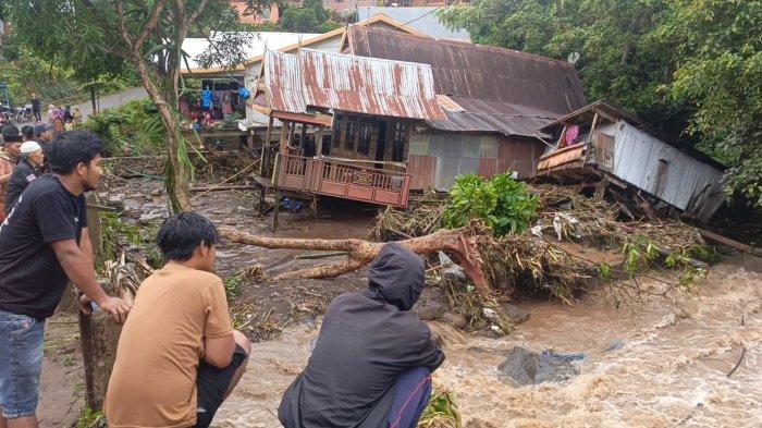 BANJIR BANTAENG - Kondisi pemukiman warga yang diterjang banjir di Dusun Sampeang, Desa Bonto Tiro, Kecamatan Rumbia, Kabupaten Jeneponto, Sulawesi Selatan (Sulsel), menghanyutkan sejumlah kendaraan dan ternak warga, Sabtu (5/7/2025).