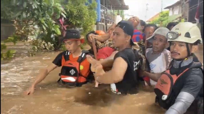 BANJIR -  Tim SAR gabungan evakuasi wanita lansia yang menjadi korban banjir di Kelurahan Lamalaka, Kecamatan Bantaeng, Kabupaten Bantaeng, Sulawesi Selatan (Sulsel), Sabtu (5/7/2025). Sebanyak 11 korban banjir dievakuasi di Bantaeng.