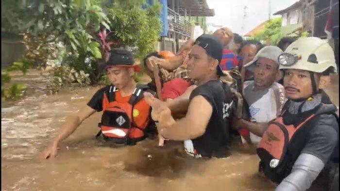 BANJIR SULSEL - Tim SAR gabungan evakuasi wanita lansia yang menjadi korban banjir di Kelurahan Lamalaka, Kecamatan Bantaeng, Kabupaten Bantaeng, Sulawesi Selatan (Sulsel), Sabtu (5/7/2025). Banjir merendam Sinjai, Bulukumba, Bantaeng dan Jeneponto. BPBD Sulsel kini telah turun mendirikan posko pengungsian dan dapur umum