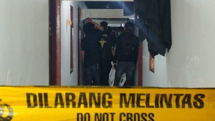 GANTUNG DIRI - Suasana lokasi pria asal Manggarai Timur, Nusa Tenggara Timur (NTT) ditemukan tewas tergantung dalam kamar kos Jl Meranti I, Kecamatan Panakkukang, Kota Makassar, Sabtu (12/7/2025) malam.