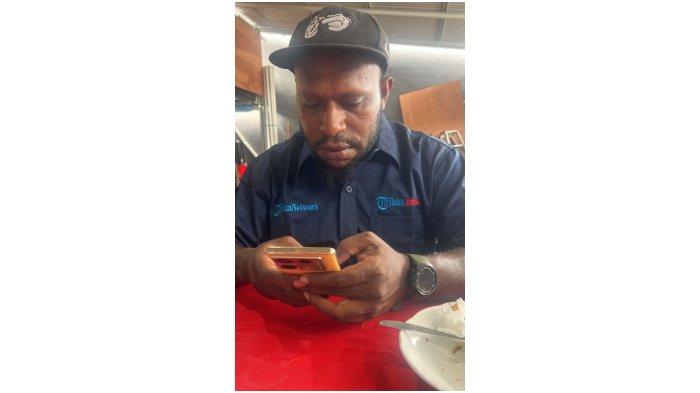 PEMUDA MEE - Melkianus Dogipai (29), pemuda dari suku Mee, Kabupaten Paniai, Provinsi Papua Tengah. Sabtu (12/7/2025) di Timika, dia bercerita tentang tradisi niki paleg.