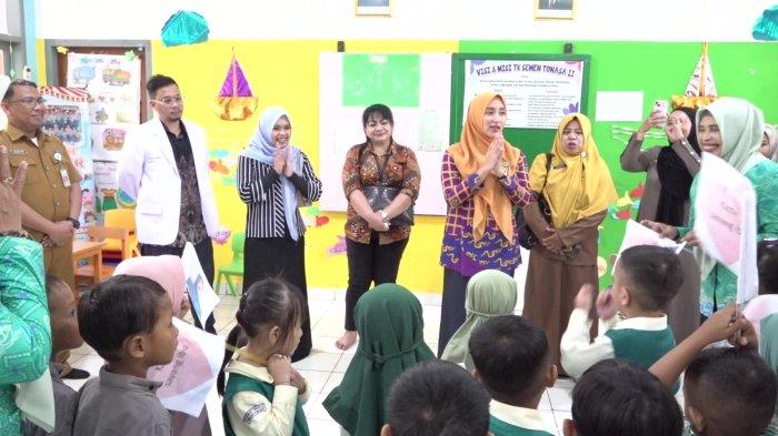 Bunda PAUD Pangkep Semangati Anak-anak TK Tonasa saat Hari Pertama  Pengenalan Sekolah - Tribun-timur.com