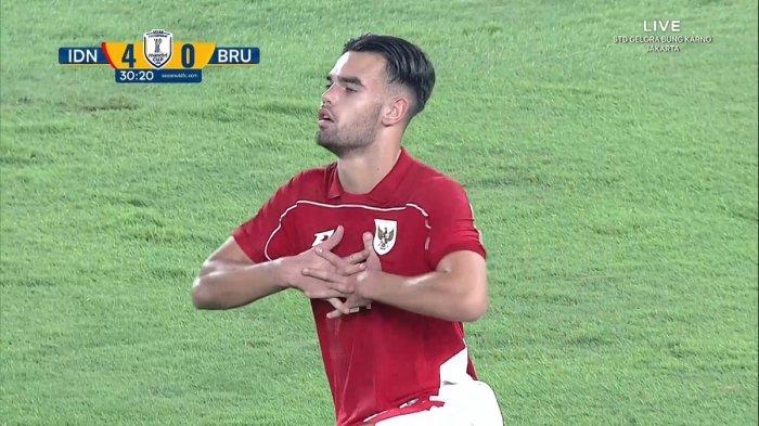 TOP SKOR SEMENTARA- Penyerang Timnas Indonesia U-23, Jens Raven merayakan gol ke gawang meLawan Brunei Darussalam di Stadion Bung Karno, Jakarta, Selasa (15/7/2025). Raven sudah mencetak enam gol saat melawan Brunei Darussalam hingga menit ke-73.