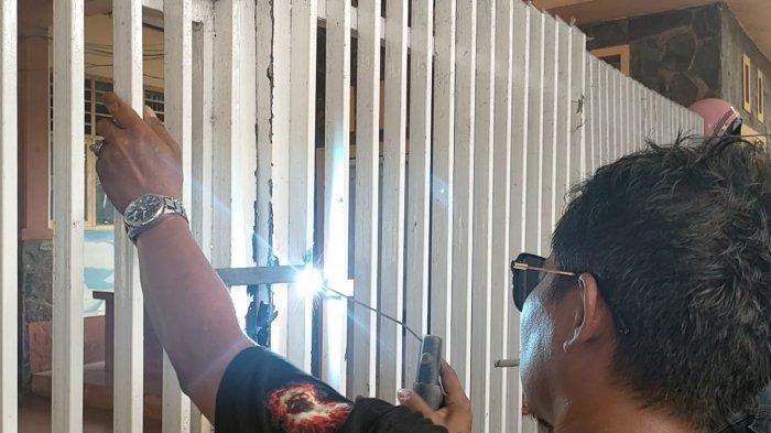 Warga BTP segel pagar SMAN 21 Makassar dengan las besi. Selasa (15/7/2025). Kordinator aksi, Junaedi mengatakan alasan mereka menyegel pagar sekolah itu karena belum menemukan solusi dari pihak sekolah maupun Disdik terkait calon murid yang tidak diterima disekolah tersebut.