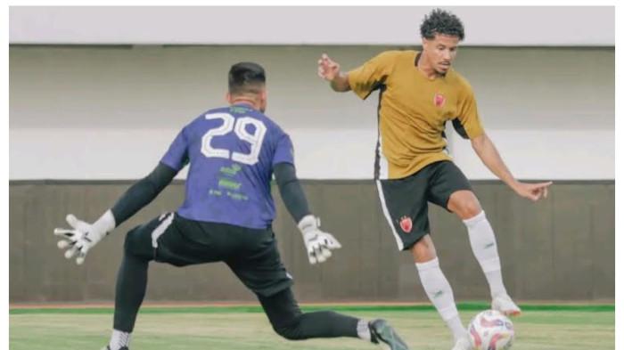 AMBISI JUARA – Pemain baru PSM Makassar, Lucas Dias saat melawan Persitas Tangerang dalam laga uji coba di Stadion Indomilk Arena, Tangerang, Banteng pada Selasa (15/7/2025). Lucas Dias ambisi juara bersama PSM Makassar di Super League 2025/2026.