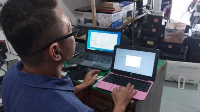 LAPTOP CHROMEBOOK - Direktur CV Polewali Computer, Yusman Wahab memperlihatkan cara kerja program chromebook di tokonya di Jl Jenderal Sudirman pada Jumat (18/7/2025). Di Bulukumba ada ratusan chromebook tak dapat digunakan dengan baik oleh guru