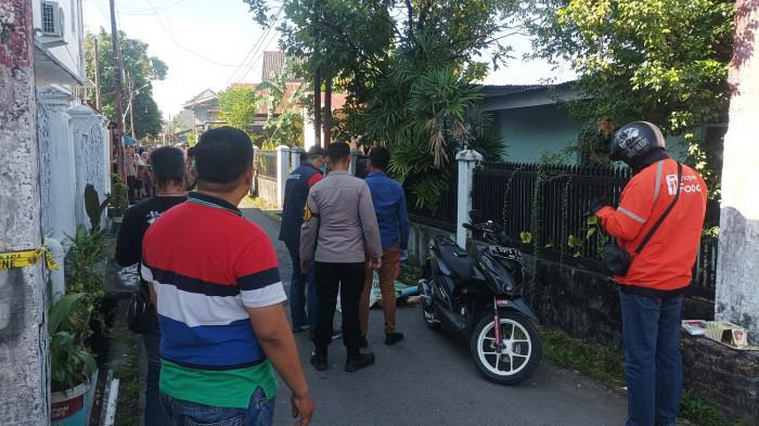 PENEMUAN MAYAT - Seorang pemuda ditemukan tewas tergeletak Jl Gagak, Kelurahan Sungguminasa, Kecamatan Somba Opu, Kabupaten Gowa, Sulawesi Selatan (Sulsel), Sabtu (19/7/2025). 