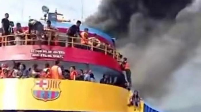 KM BARCELONA TERBAKAR - Kapal Barcelona 5 terbakar di Perairan Talise, Minahasa Utara, Minggu (20/7/2025).