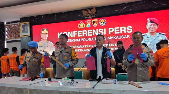 GENG MOTOR - 23 anggota geng motor saat dihadirkan dalam konferensi pers pengungkapan kasus geng motor di Mapolrestabes Makassar, Jl Ahmad Yani, Kecamatan Wajo, Kota Makassar, Senin (21/7/2025) sore.