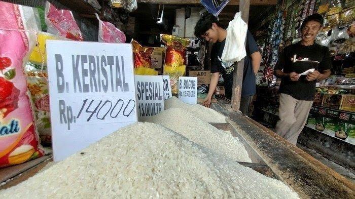 BERAS NAIK - Harga beras di Sulsel naik. Pengamat Unhas soroti tingginya nilai kenaikan beras.