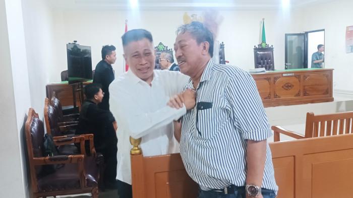 ANNAR SAMPETODING - Terdakwa pabrik uang palsu, Annar Sampetoding menangis di pelukan politisi senior Partai Golkar, Armin Mustamin Toputiri dalam di Ruang Kartika, PN Sungguminasa, Rabu (28/5/2025).