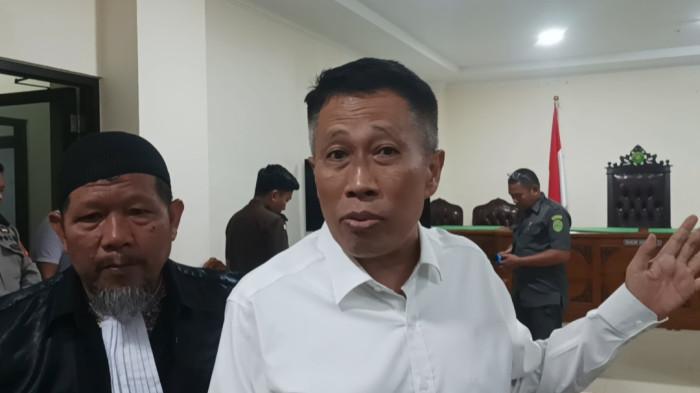 UANG PALSU - Terdakwa Annar Salahuddin Sampetoding usai jalani sidang kasus uang palsu di ruang Kartika Pengadilan Negeri (PN) Sungguminasa, Jl Usman Salengke, Kecamatan Somba Opu, Kabupaten Gowa, Sulawesi Selatan (Sulsel), Rabu (30/7/2025) petang