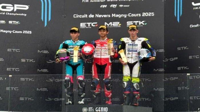 Gambar terkait Lagu Indonesia Raya Menggema di Prancis,Ramadhipa Pebalap Binaan Astra Honda Ukir Sejarah di ETC (dari Bing)