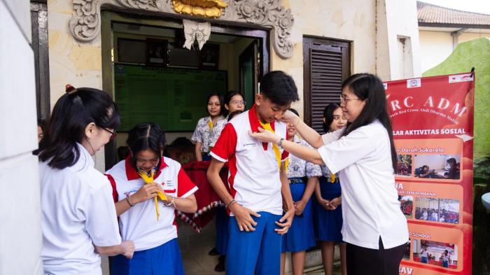 SERAGAM PMR - Penyerahan seragam PMR oleh Finance & Administration Head Astra Motor, Linda Yunita Harjo (kanan) dan General Support Dept Head Astra Motor, Fifi Sumiatti (kiri) di UKS SMA Negeri 1 Gianyar, Selasa (23/7/2025). Kegiatan disusul pemaparan kegiatan PMR sebagai langkah nyata mendukung generasi muda yang peduli pada kesehatan dan kemanusiaan.