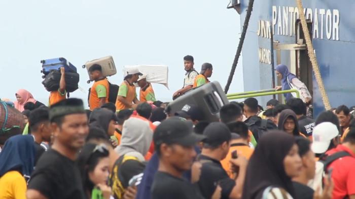 Potret Penumpang KM Swarna Bahtera Terpaksa Tidur di Deck Kapal