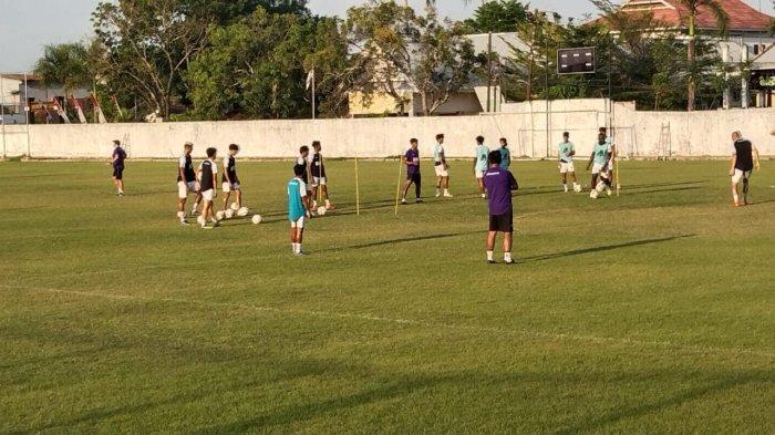 Sebanyak 29 pemain PSM Makassar latihan di Stadion Kalegowa, Gowa, Kamis (27/7/2023). Penyerang PSM Adilson Silva kemungkinan absen saat PSM melawan Bhayangkara FC.