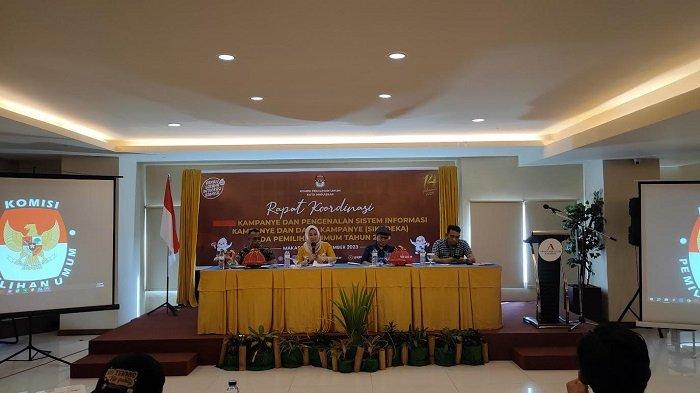 Kordinator Revisi Teknis Pelaksanaan KPU Makassar Gunawan Mashar (memakai topi) saat rapat Koordinasi di Hotel Grand Asia Jl Boulevard, Kota Makassar, Jumat (24/11/2023).