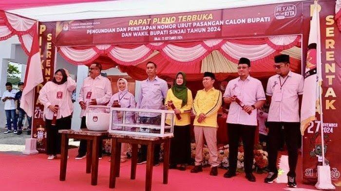 Empat calon bupati Sinjai dan wakil bupati Sinjai saat membuka nomor urut di Kantor KPU Sinjai, Jl Bhayangkara, Kecamatan Sinjai Utara, Kabupaten Sinjai, Sulawesi Selatan, Senin (23/9/2024). Paslon RAMAH unggul telak dengan 64.735 suara dalam Pilkada Sinjai 2024. 