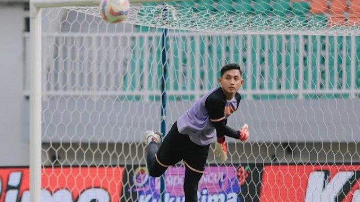 ADAPTASI RAMADAN - Kiper PSM Makassar, Reza Arya Pratama saat latihan, baru-baru ini. Reza Arya mengaku butuh adaptasi selama bulan Ramadan.