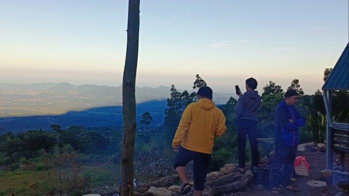 AGROWISATA BONTOLOJONG - Pengunjung menikmati keindahan Agrowisata Bontolojong di Desa Ujung Bulu, Kecamatan Rumbia, Kabupaten Jeneponto, Sulawesi Selatan (Sulsel), Senin (21/4/2025).