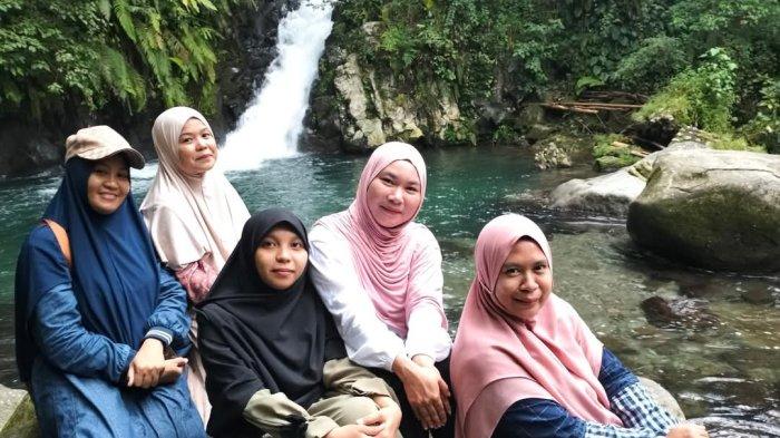 Pengunjung Air Terjun Bravo 45 menikmati pesona alam beberapa waktu lalu, Objek wisata itu berada di kaki Gunung Lompobattang bagian timur dapat ditempuh waktu perjalanan 1,5 jam dari kota Bulukumba.