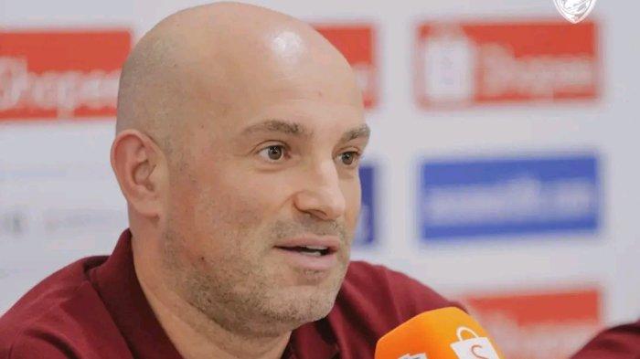 AKUMULASI KARTU - Pelatih PSM Makassar, Bernardo Tavares saat hadiri konferensi pers jelang  melawan Cong An Ha Noi di ASEAN Club Championship 2024/2025 di Stadion BJ Habibie, Parepare, Selasa (1/4/2025) malam. Bernardo Tavares absen di pertandingan karena akumulasi.
