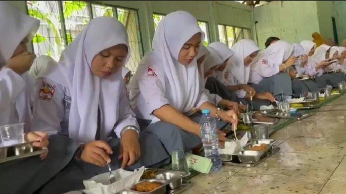 APBD 2025 -  Uji coba Makan Bergizi Gratis (MBG) arahan Badan Gizi Nasional berlangsung di SMAN 10 Makassar Jl. Tamangapa Raya 5 No.12, Tamangapa, Kecamatan Manggala, Senin (6/1/2025). APBD 2025 harus menghadapi tantangan berat sebab harus ikut membiayai MBG dan PKG, namun dana transfer terancam dipotong.