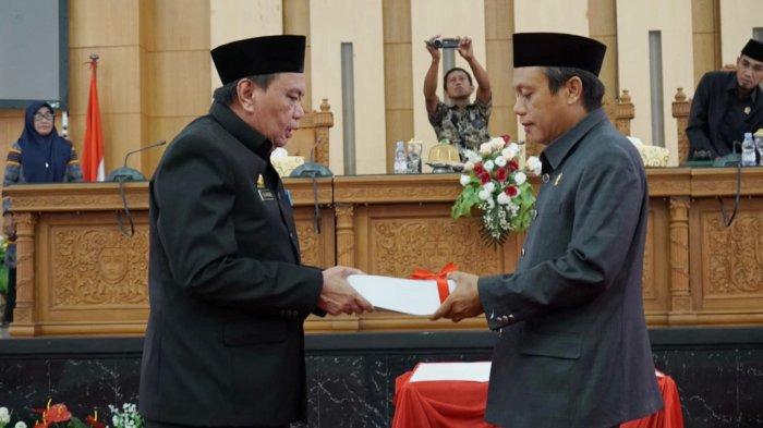 Sekda Luwu, Sulaiman (kiri) menyerahkan Rancangan Peraturan Daerah (Ranperda) Anggaran Pendapatan dan Belanja Daerah (APBD) tahun 2023 kepada Ketua DPRD Luwu, Rusli Sunali, Jumat (30/9/2022).
