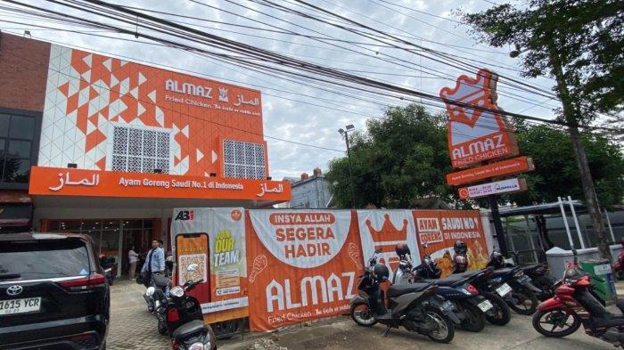 AYAM GORENG SAUDI – Potret outlet Almaz Fried Chicken di Jalan Dr Ratulangi Nomor 86 Makassar, Rabu (25/6/2025). Almaz dengan tagline Ayam Goreng Saudi No 1 di Indonesia ini bakal buka di Makassar 28 Juni 2025.