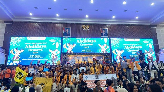 Universitas Negeri Makassar (UNM) meraih peringkat pertama perguruan tinggi tervisioner pada Abdidaya Ormawa 2024 di Universitas Udayana, Bali. Sabtu (9/11/2024).