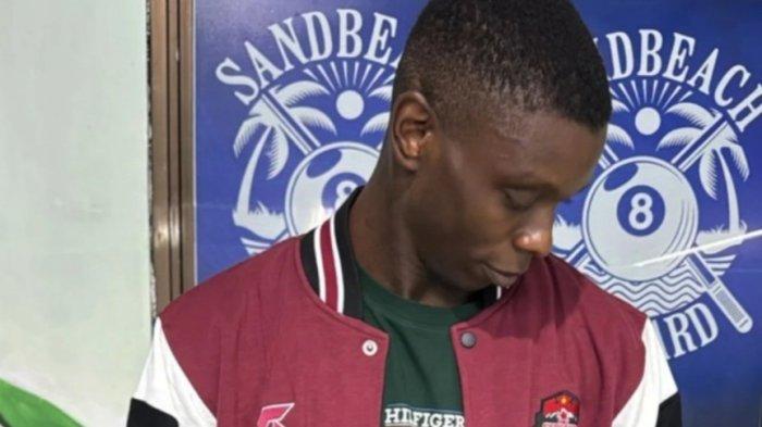 Adilson Silva memakai jaket Persekat Tegal dan aksinya saat masih berkostum PSM Makassar.