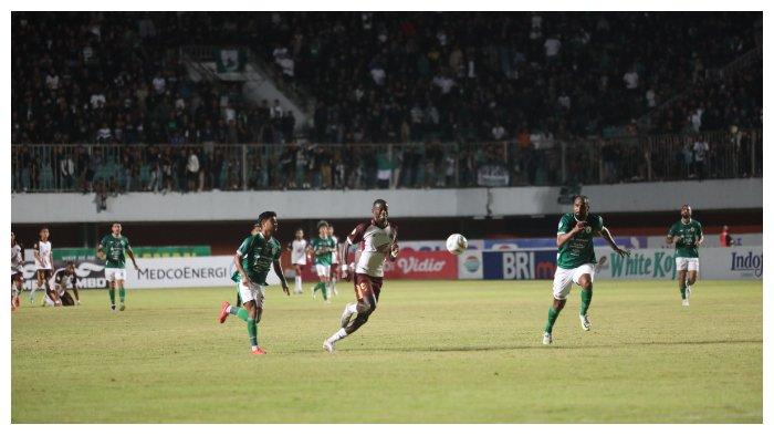 Striker PSM Makassar, Adilson Silva saat melewati bek PSS Sleman di Stadion Maguwoharjo, Sleman, Daerah Istimewa Yogyakarta pada Minggu (3/9/2023). PSM Makassar lawan PSS Sleman berakhir dengan skor 1-1.