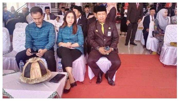 Kepala Kemenag Soppeng Afdal Subaek (kanan) duduk berdampingan dengan dua staf BPJS Ketenagakerjaan di panggung ucapara Peringatan Hari Kemerdekaan RI di Lapangan Gasis, Soppeng, Kamis 17 Agustus 2023. Beberapa saat setelah duduk di tempat ini, Kepala Kemenag Soppeng diminta berdiri.