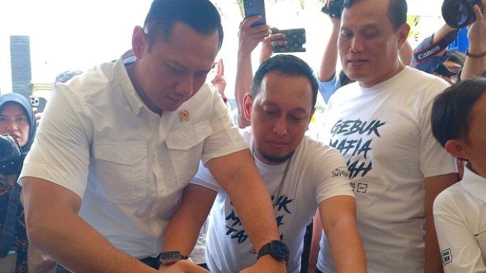Menteri ATR/BPN Agus Harimurti Yudhoyono (AHY) menandatangani baju kaos “Gebuk Mafia Tanah” yang diserahkan kepala seksi Kepala Seksi Penetapan Hak dan Pendaftaran Kantor ATR/BPN Kota Makassar, Aksara Alif Raja usai menyerahkan sertipikat elektronik ini berlangsung di Kantor ATR/BPN Makassar, Jl Ap Pettarani, Minggu, (28/4/2024).