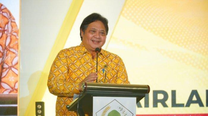 Airlangga Hartarto. Ia mengundurkan diri dari kursi Ketua Umum (Ketum) DPP Partai Golkar.