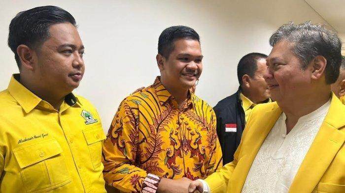 Ketum Golkar Airlangga Hartarto salami putra eks Gubernur Sulsel Prof Nurdin Abdullah, Fathul Fauzi Nurdin usai beri arahan kepada bakal calon kepala daerah di Kantor DPP Golkar, Sabtu (6/4/2024). Fathul Fauzi disiapkan maju Pilkada Bantaeng.