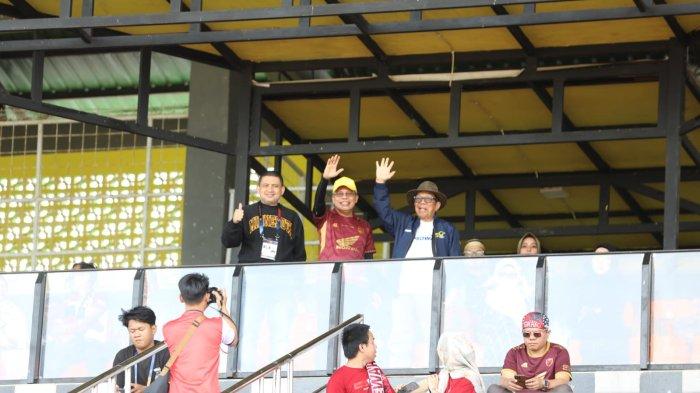 Aksa Mahmud, Taufan Pawe, dan Munafri Arifuddin. Mereka hadir di Stadion Gelora BJ Habibie menyaksikan laga PSM Makassar vs Barito Putera.