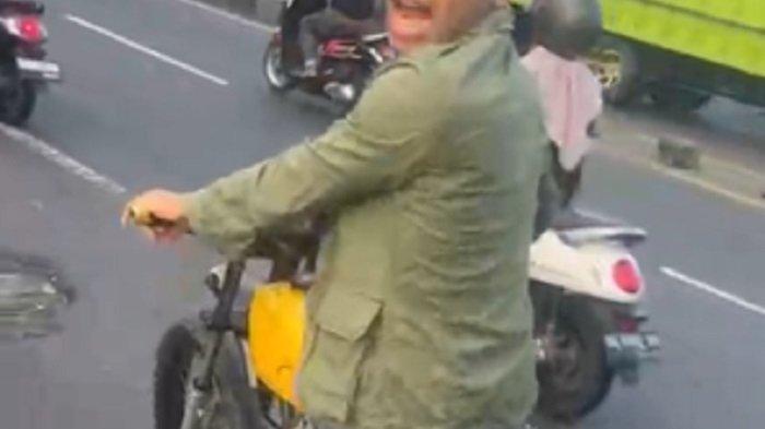 PENGENDARA VIRAL - Cuplikan layar seorang pria mengaku anak purnawirawan polisi melanggar lalu lintas dan berakhir apes di tangan polisi, viral sejak Jumat (9/5/2025). 