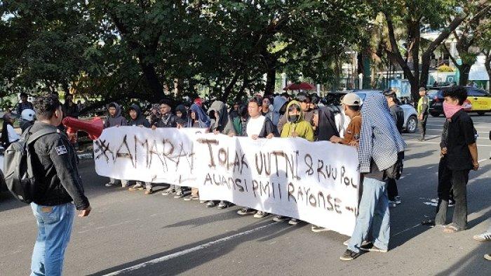PERINGATAN AMARAH - Aliansi Mahasiswa Pergerakan Mahasiswa Islam Indonesia se-UMI menggelar aksi di depan Kampus 2 UMI, Jl.Urip Sumoharjo, Kecamatan Panakkukang, Makassar. Kordinator aksi, Reza menyampaikan permohonan maafnya lantaran mengganggu aktivitas pengguna jalan disana.