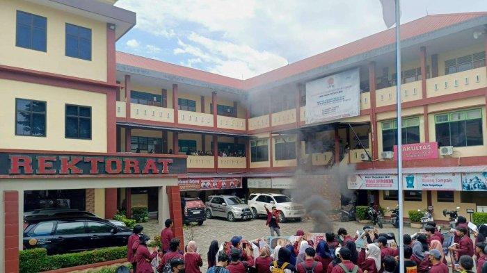 Aliansi Mahasiswa UMSi aksi demonstrasi di Kampus UMSi Jl Teuku Umar, Kecamatan Sinjai Utara, Kabupaten Sinjai, Sulawesi Selatan, Senin (26/8/2024)