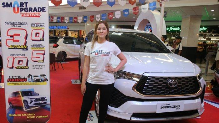 Kalla Toyota memamerkan mobil idaman keluarga modern, All New Toyota Kijang Innova Zenix dalam Smart Upgrade Festival di Atrium Mall Ratu Indah Makassar, Selasa (14/5).
