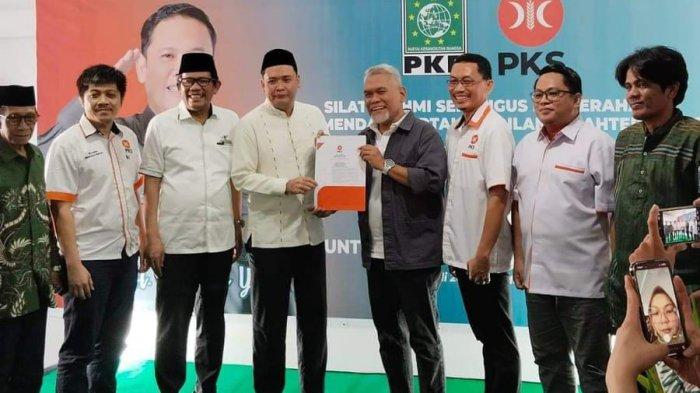 Ketua DPW PKS Sulsel Amri Arsyid menyerahkan simbolis SK rekomendasi dukungan kepada politisi PKB Hengky Yasin di kediamannya, Makassar, Selasa (30/7/2024) siang.