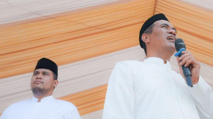Andi Amar Maruf Sulaiman bersama sang ayah, Andi Amran Sulaiman dalam aksi sosial kemanusiaan AAS Foundation beberapa waktu lalu.