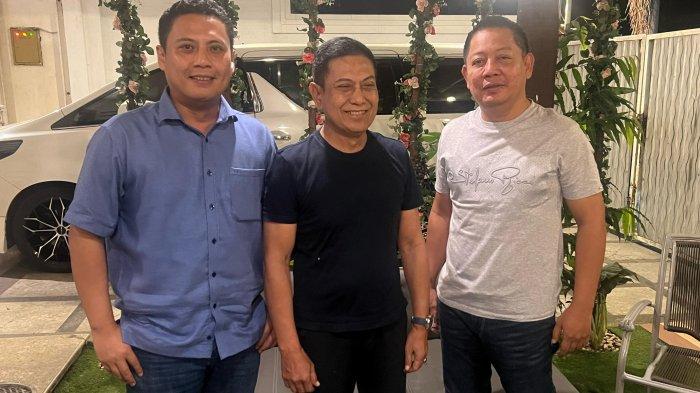 Reuni tiga politisi berlatar pengusaha Hipmi. Andi Iwan Darmawan Aras, Rusdin Abdullah, Rusdi Masse Mappasessu reuni di Jalan Hertasning Kota Makassar Rabu (19/4/2024).