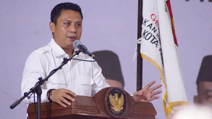 DUKUNG PROGRAM PRABOWO - Ketua DPD Gerindra Sulsel Andi Iwan Darmawan Aras berpidato di hadapan kader pada Pemilu 2024 lalu. Andi Iwan mengajak bupati dan wakil bupati Gerindra mendukung program Asta Cita pemerintahan Prabowo.