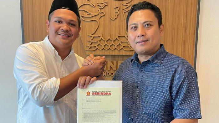Andi Iwan menyerahkan dukungan Gerindra ke Fathul Fauzy Nurdin maju di Pilkada Bantaeng.