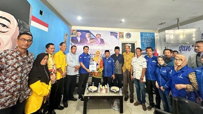 Andi Kartini Ottong saat mendaftar calon bupati Sinjai di Kantor Partai Demokrat Sinjai.