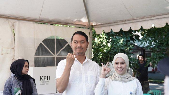 Calon Wali Kota Makassar Andi Seto Gadhista Asapa memberikan pesan di tengah riuhnya pemungutan suara. Sebelumnya Andi Seto bersama istri Andi Nurhilda nyoblos di TPS 4 Jl Timah Raya, Kecamatan Rappocini, Kota Makassar, Rabu (27/11/2024).